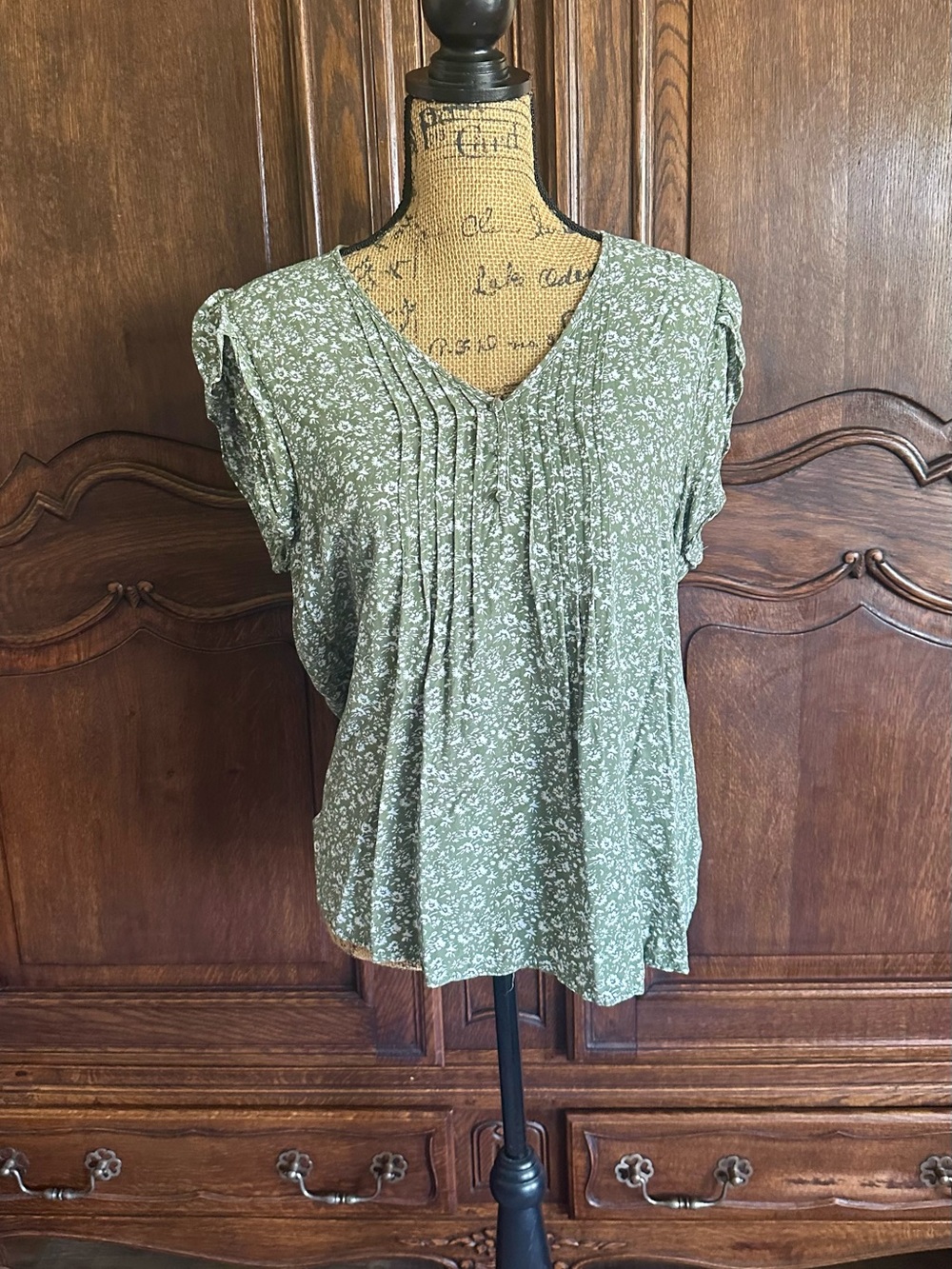 fun 2 fun Olive Green Floral Pintuck V‑Neck Blouse